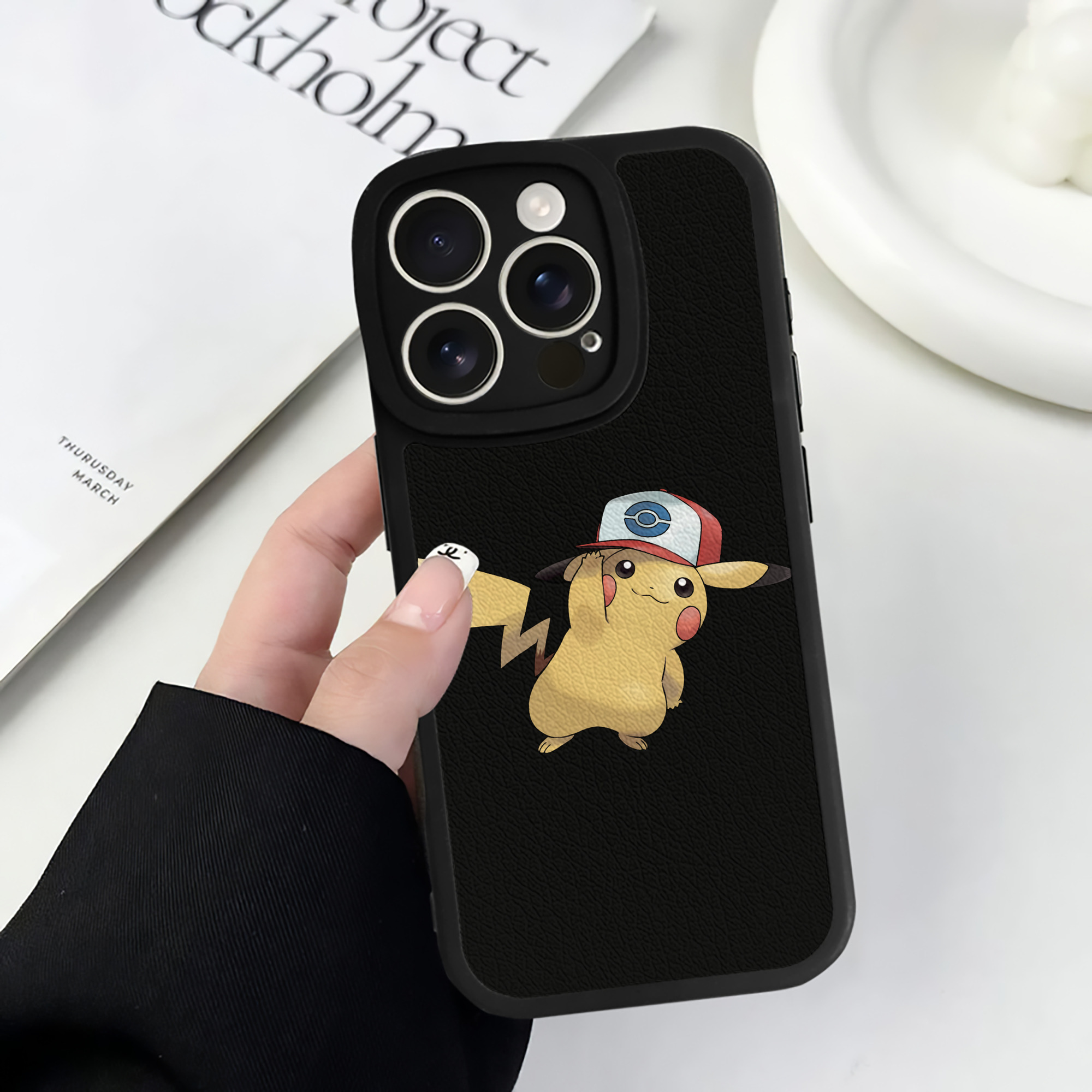 （画像用） ポケットモンスター Pokémon 【iPhone 16シリーズ対応】シリコンスマホケース（レザー調） 材質：シリコン